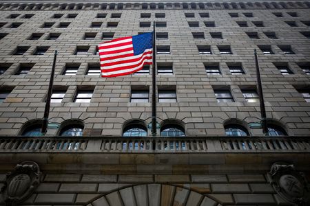 米ニューヨーク連銀は６日、２月のグローバル・サプライチェーン・プレッシャー・インデックス（ＧＳＣＰＩ）がマイナス０．２６と、１月改定値のプラス０．９４から大幅に低下したと発表した。２０２１年１０月撮影（２０２３年　ロイター/Brendan McDermid）