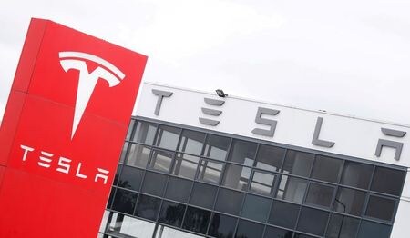 米電気自動車（ＥＶ）大手テスラのデンホルム会長は１１日、再生可能エネルギーへの移行について、世界は既に転換点を過ぎているとし、移行に必要な技術の導入を加速する必要があると主張した。写真はロンドンで５月撮影（２０２１年　ロイター／Matthew Childs）