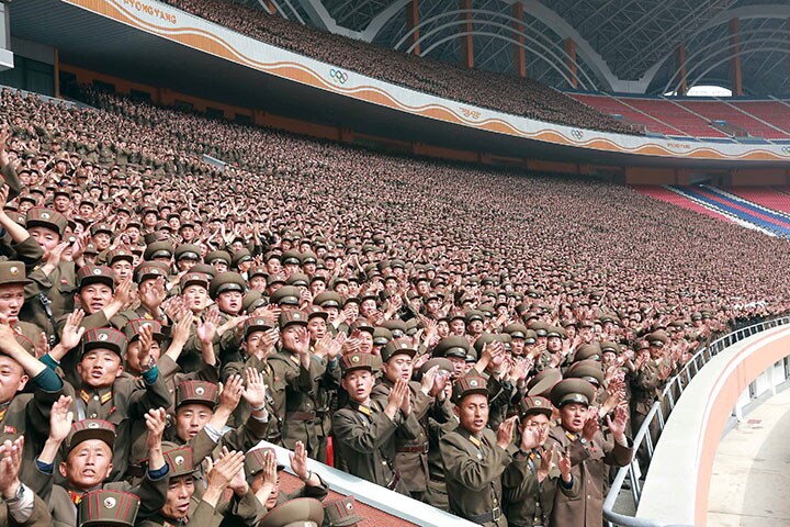 金正恩を称える北朝鮮軍の兵士たち　KCNA/REUTERS