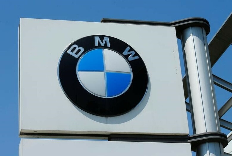 ６月２８日、経済紙ハンデルスブラットによると、独高級自動車メーカーＢＭＷは、人気小型車「３シリーズ」の電気自動車版を９月に発表する計画だ。写真はＢＭＷのロゴ。ウィーンで５月撮影（２０１７年　ロイター/Heinz-Peter Bader）