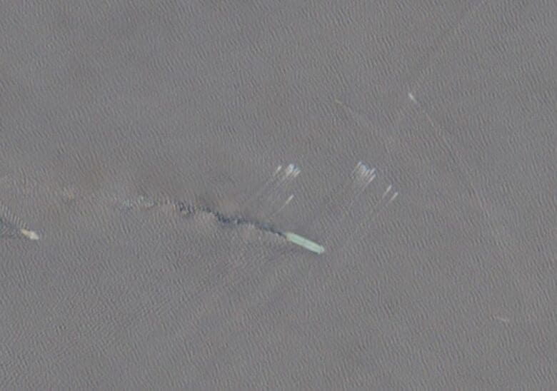ホルムズ海峡付近に浮かぶ小型船を捉えた衛星画像。 ６日撮影の提供写真。EUROPEAN UNION/COPERNICUS SENTINEL-2/Handout via REUTERS