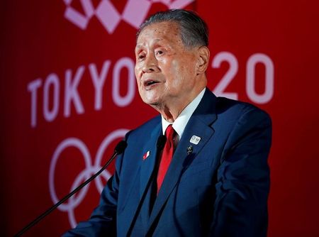 東京オリンピック・パラリンピック競技大会組織委員会（組織委）関係者は、森喜朗会長が、新型コロナウイルス検査で陽性と判明した日本サッカー協会の田嶋幸三会長と、３月１０日に開かれたラグビーワールドカップ２０１９組織委員会の理事会で同席していたことを明らかにした。 写真は東京駅前で話す森氏。２０１９年７月撮影（２０２０年　ロイター/Issei Kato）