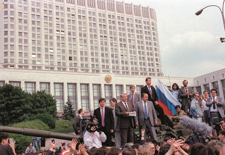かつてエリツィン（中央）も「帝国」のトップに君臨したが REUTERS