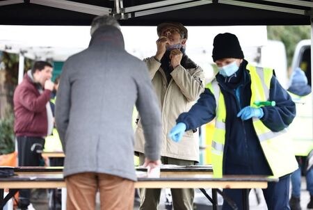 英保健当局は２日、国内でこれまでに検出された新型コロナウイルスの変異種がさらに変異したと明らかにした。ウエストロンドン・イーリングの検査所で２日撮影（２０２１年　ロイター/HENRY NICHOLLS）