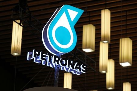 　９月１２日、マレーシアの国営エネルギー会社ペトロナスは、国産としては初めての持続可能な航空燃料（ＳＡＦ）を国営マレーシア航空を運営するマレーシア航空グループに納入したと発表した。写真はペトロナスのロゴ。２０２３年７月、バンクーバーで撮影（２０２５年　ロイター／Chris Helgren）