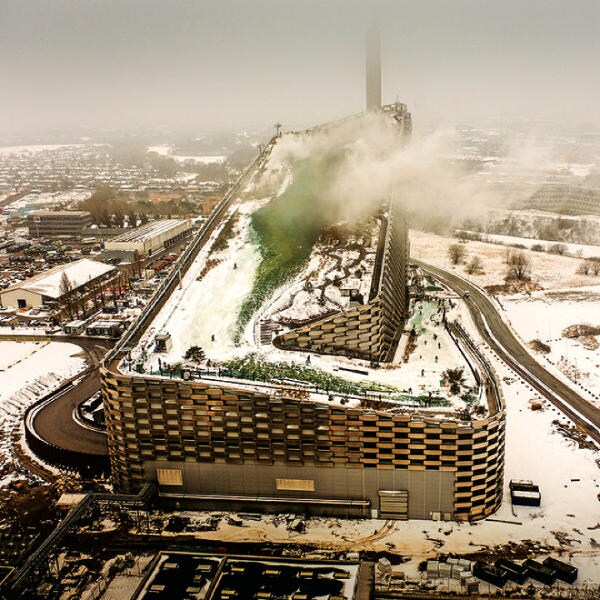 廃棄物発電所の屋上につくられたスキー場　CARSTEN SNEJBJERGーBLOOMBERG／GETTY IMAGES