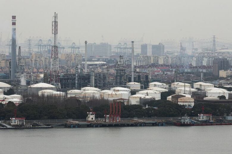 写真は中国・上海にある石油貯蔵タンクと施設。2026年3月撮影。 REUTERS/Go Nakamura