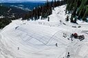 解ける前に雪を集めて貯蔵する作業が今年もボガスベイスンで始まった（今年4月）　COURTESY OF BRAD WILSON AND BOGUS BASIN-SLATE