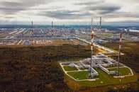 燃え上がる「ロシア最大級の製油所」...ウクライナ軍、夜間に大規模ドローン攻撃　国境から約1300キロ