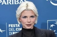 【画像】【動画】「まるでアートの一部」ジュリア・フォックスのシースルードレスが話題沸騰