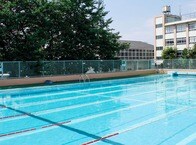 プールの水出しっぱなしで教員に水道代を自腹請求、問題の３つの背景