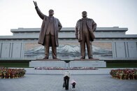 北朝鮮４人家族の生活費は1万1000円、金持ちは「サウナ不倫」