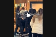 【動画】スタバ限定グッズを求めて中年男性と若い女性の「喧嘩が勃発」動画...「男性客が購入の列に割り込み」