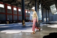 プラダ、インド伝統サンダルを限定生産...文化盗用批判を協業プロジェクトに転換