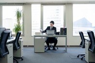 「隣は嫌だ！」「入口に陣取る」...理想的な「管理職の席」配置とオフィスレイアウト