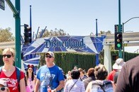 全裸の男が米ディズニーランドを徘徊...「あんなキャラクターいたっけ？」映像が伝える現場の混乱