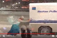 大雪のボストンに女装男性の『アナ雪』エルサが参上！　警察車両救出の瞬間
