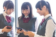 日本の学校はスマホに曖昧......海外に学ぶ賢い使い方とは