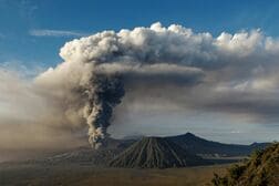 インドネシアの火山噴火、抱き合った2人の遺体を発見
