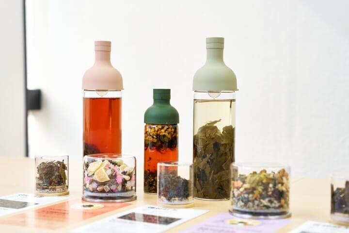 カクテルキットの中身と400mlの蒸留酒をボトルに入れて冷蔵庫で冷やせばインフュージョンカクテル