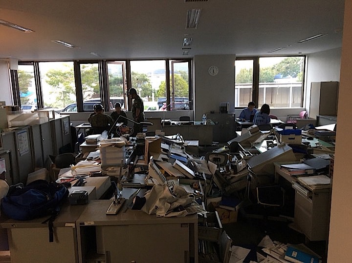 地震の発生した北海道は一時全域が停電となった。写真は陸上自衛隊の安平駐屯地の事務室　REUTERS