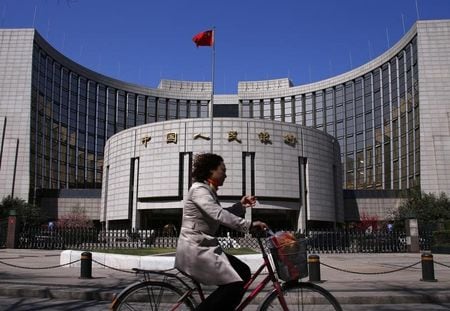 　５月２７日、中国人民銀行（中央銀行）は、同日発表した２０１４年の年次報告で、２０１５年のインフレ見通しは不安定で、消費者物価は低水準にとどまると予想した。写真は北京の中国人民銀行本部。２０１４年４月撮影（２０１５年　ロイター/Petar Kujundzic）