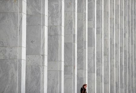 米警察当局は１９日、首都ワシントンの連邦議会議事堂そばで爆発物を積んでいる恐れのある不審な車が見つかり、運転手の男を取り調べている（２０２１年　ロイター／Yara Nardi）