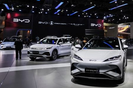 　３月２５日、中国の電気自動車（ＥＶ）大手、比亜迪（ＢＹＤ）の王伝福会長は、今年の中国国外の販売を倍増し８０万台以上にする目標を掲げた。写真は、バンコク国際モーターショーに展示された同社のＥＶ。３月２４日、バンコクで撮影（２０２５年　ロイター/Chalinee Thirasupa）