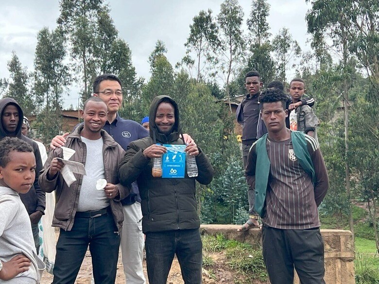 エチオピアの若者たちに浄水キット「アクアリピュア」の使い方を教えるKGホールディングス代表取締役の杉本博樹氏