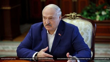 ロシアと軍事同盟を結ぶベラルーシは、１２月にロシアの新型極超音速中距離弾道ミサイル「オレシニク」を配備する。写真はベラルーシのルカシェンコ大統領。９月撮影の提供写真（２０２５年　ロイター/Press Service of the President of the Republic of Belarus/Handout via REUTERS）