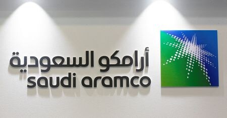 　２月１９日、サウジウアラビア国営石油会社のサウジアラムコが満期償還まで最長５０年の社債を年内に発行する可能性があることが分かった。写真は同社のロゴ。バーレーンのマナーマで２０１７年３月撮影（２０２４　ロイター／Hamad I Mohammed）