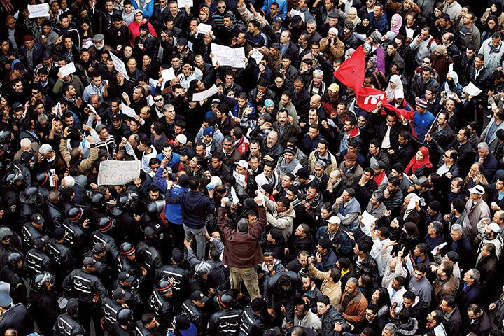 チュニジアでベンアリ大統領が退陣した後も市民は抗議の声を上げ続けた（2011年1月）　FINBARR O\'REILLY-REUTERS