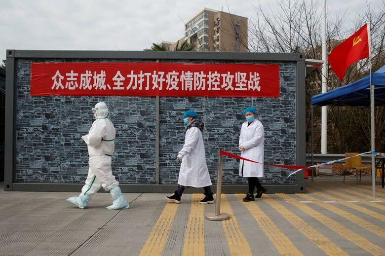 中国の保健当局は、新型コロナウイルスによる死者は3日時点で新たに64人増え、合計425人になったと発表した。写真は２月１日、江西省から湖北省に入る検査所で撮影（2020年　ロイター/Thomas Peter）