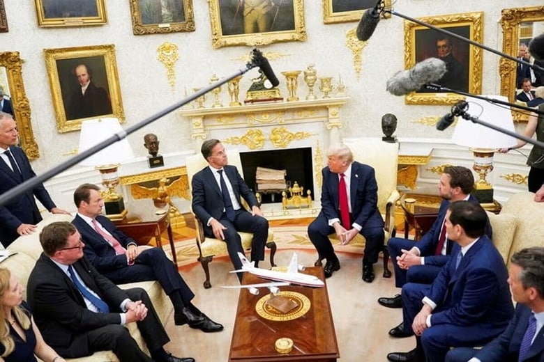 トランプ米大統領は１４日、ホワイトハウスで北大西洋条約機構（ＮＡＴＯ）のルッテ事務総長と会談し、ロシアの侵攻を受けるウクライナにＮＡＴＯ経由で最新鋭兵器を供与すると明らかにした。（２０２５年　ロイター/Nathan Howard）