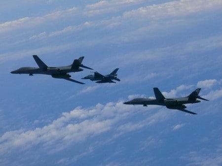 　８月９日、防衛省は、航空自衛隊のＦ２戦闘機２機と米空軍のＢ－１Ｂ戦略爆撃機２機が、九州周辺で８日に共同訓練を行ったと発表した。提供写真（２０１７年　ロイター／ Japan Air Self-Defense Force/USAF）
