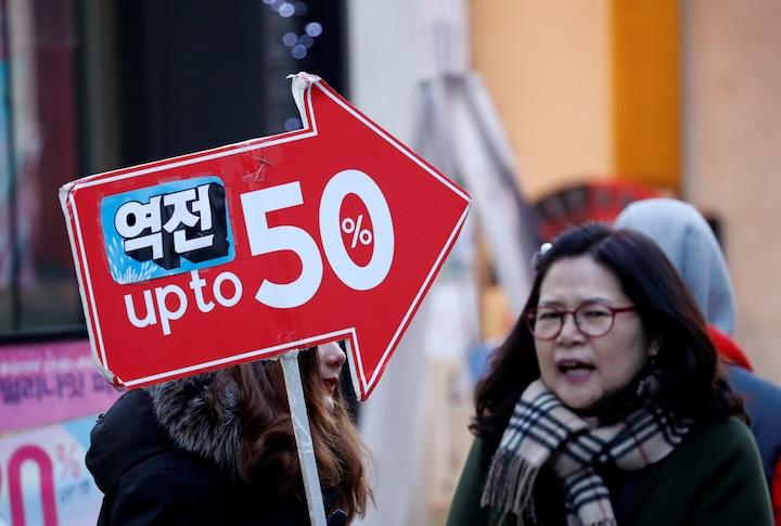 韓国では多くの中小事業者がオンライン店舗を開設している　Kim Hong-Ji-REUTERS