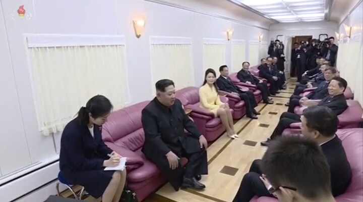 北京行きの特別列車に乗っている金正恩と宋濤（右列、手前から2番目）KRT/via REUTERS TV