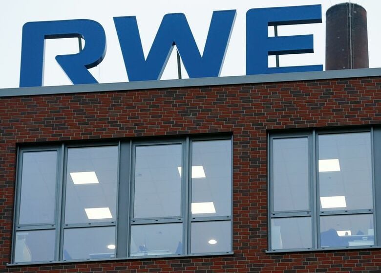 ドイツの電力会社RWEのロゴ。2021年11月15日、エッセンで撮影。 REUTERS/Thilo Schmuelgen