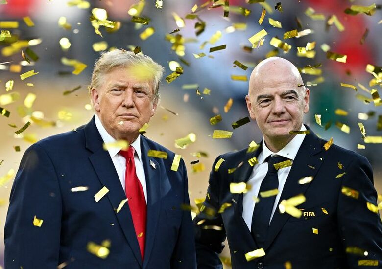 トランプ米大統領（左）とジャンニ・インファンティノFIFA会長。7月19日、ニュージャージー州で開催されたＷ杯北中米３カ国大会決勝で撮影。REUTERS/Dylan Martinez
