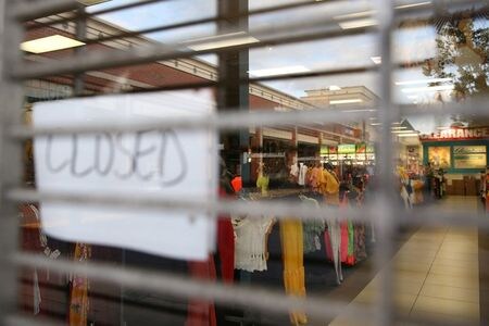 ４月３日までの１週間の米新規失業保険申請件数は７４万４０００件と、前週の７２万８０００件から悪化し、予想の６８万件も上回った。写真は昨年5月、メリーランド州の商店で撮影（２０２１年　ロイター／Jonathan Ernst）