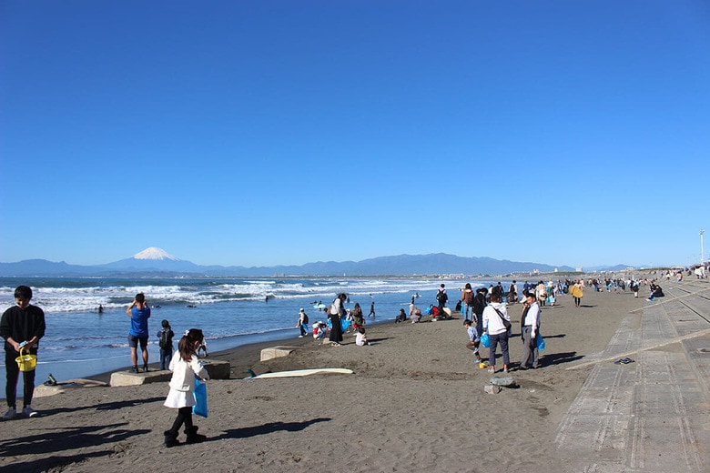 湘南名物の相模湾に見える美しい富士山。一年を通して多くの観光客が訪れる江の島だが、海辺に残るごみは大きな環境社会課題となってきた