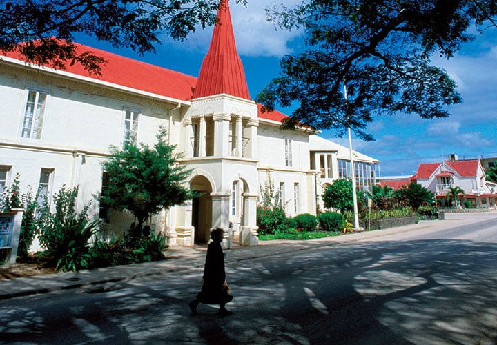 トンガの首都ヌクアロファの町　Chris Mellor-Lonely Planet Images/GETTY IMAGES