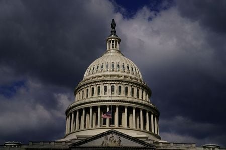 ２２日の米株式市場は、バイデン米政権が株式譲渡益（キャピタルゲイン）課税の税率を大幅に引き上げる方針だと伝わったことを受けて下落した。写真は、増税案の行方を左右する米連邦議会の議事堂。２０２１年４月２２日に撮影。（２０２１年　ロイター／Erin Scott）