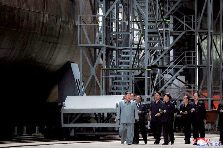 新たに建造された潜水艦を視察する金正恩　KCNAーREUTERS