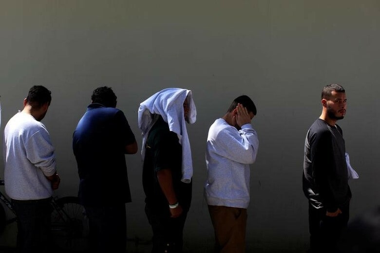 　２月１３日、国土安全保障省のケリー長官は、米移民税関捜査局（ＩＣＥ）が最近の取り締まりで６８０人以上を逮捕し、うち７５％に犯罪歴があったと明らかにした。取り締まりはＩＣＥが定期的に行っているものだという。写真はエルサルバドルのサン・ルイス・タルパの国際空港で入国手続きに並ぶ、米国から強制送還された不法移民者ら。１月撮影（２０１７年　ロイター／Jose Cabezas）