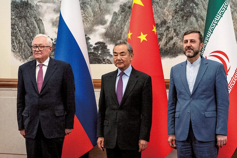 中国の王毅外相（中央）と、ロシア、イランの外務次官（3月14日、北京）　POOLｰREUTERS