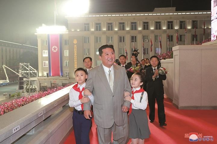 スリムになって登場した金正恩　KCNAｰREUTERS