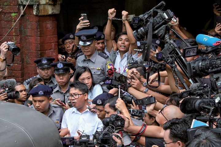 実刑判決を受けて裁判所を後にするワ・ロンとチョー・ソウ・ウー　REUTERS