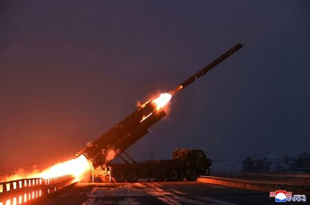 北朝鮮は今月開催する第９回朝鮮労働党大会で新たな兵器開発目標を発表する見通しだ。資料写真、ミサイルの発射訓練、場所は不明　提供：KCNA ２０２５年１２月(２０２６年　ロイター)