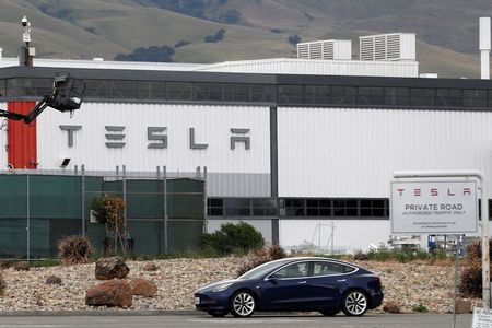 　米電気自動車（ＥＶ）大手テスラのシェアが主要市場の米カリフォルニア州で大幅に縮小した。積極的な値下げにもかかわらず販売台数は伸び悩んでいる。カリフォルニア州で２０２０年５月撮影（２０２３年　ロイター／Stephen Lam）